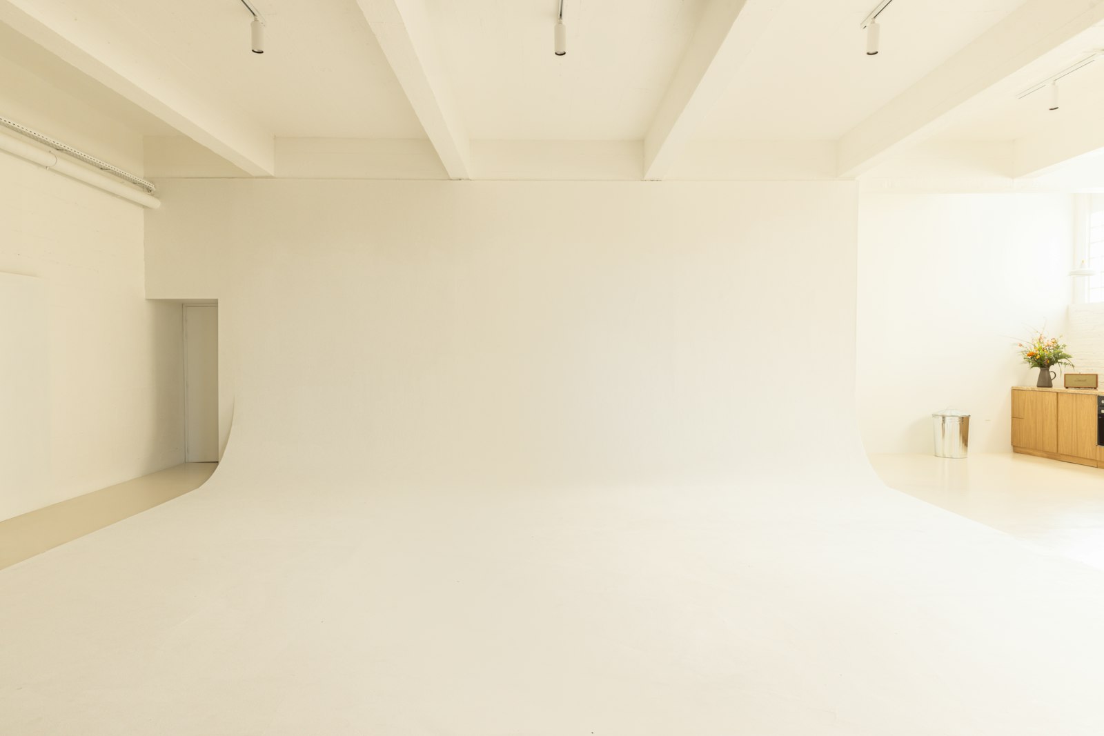 Large white infinity wall studio